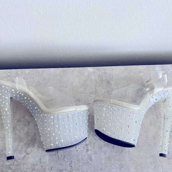 Pleasers - Picture 10 of 12